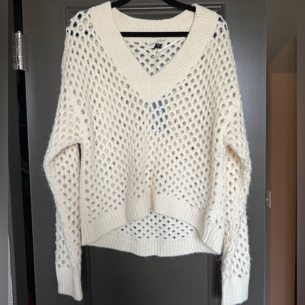 Universal Thread Cream V-Neck Sweater